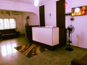 カラバルにあるLincolyn royale hotel calabarのリビングルーム(薄型テレビ付)