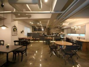 um restaurante com mesas e cadeiras em uma sala em Wons Ville Myeongdong Hotel em Seul