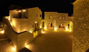une cour vide d'un château la nuit dans l'établissement Kamares Villas, à Kamáres