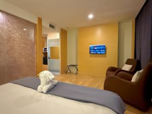 TV a/nebo společenská místnost v ubytování NuEmpire Subang Suite - Empire Hotel + 21 fotografií