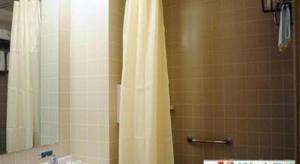 La salle de bains est pourvue d'une douche avec rideau de douche jaune. dans l'établissement Jinjiang Inn Wuhan Huanghelou Fuxing Road Metro Station, à Wuhan