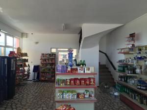 a store aisle with shelves of food and drinks at Motel Gela in Inoc