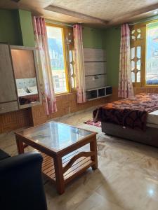 Kuchyň nebo kuchyňský kout v ubytování Being Himalayan Chojh