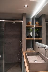 Ванная комната в Luxury 2 bdrm apartment 10' minutes walk from the Acropolis