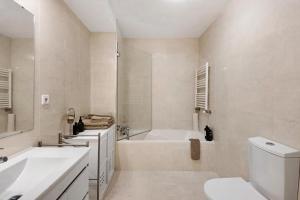 マトジニョシュにあるMary Houseの浴槽、洗面台、トイレを備えたバスルーム +15枚の写真