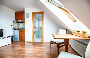 TV a/nebo společenská místnost v ubytování Aparthotel CITY + 6 fotografií