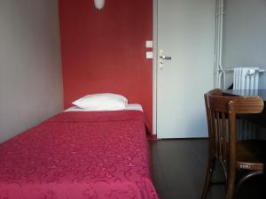 Säng eller sängar i ett rum på Hipotel Paris Bastille Saint Antoine