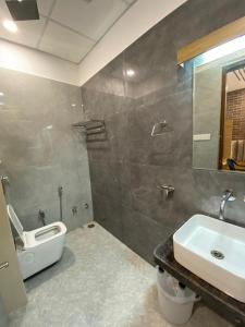 a bathroom with a sink and a toilet at Hotel Liyan Inn in Kānpur