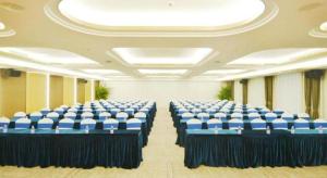 une grande pièce avec des chaises bleues et blanches dans l'établissement M Hotel Shenzhen Nanshan, à Shenzhen