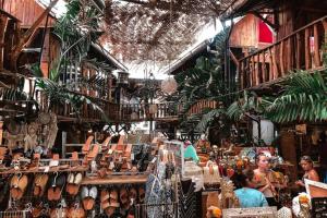 een winkel gevuld met veel verschillende soorten artikelen bij Le Cielo Resort Canggu Batu Bolong by Maviba in Canggu