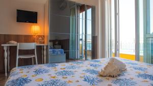 ein Schlafzimmer mit einem Bett mit Spielzeug darauf in der Unterkunft B&B Tramonto Sul Mare in Salerno