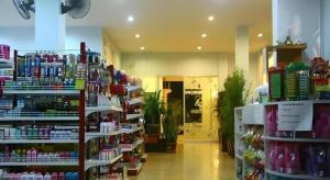Un pasillo de una tienda con estantes de productos en una tienda. en Chanthanee Hotel, en Ban Chamun (2)