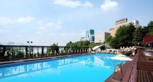 a large swimming pool on top of a building at Walkerhill Douglas House (Adults Only) in Seoul