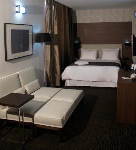 une chambre d'hôtel avec un lit et un canapé dans l'établissement Al Khaima City Center, à Nouakchott