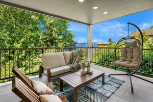 Balkón nebo terasa v ubytování Luxury 6 BR Mansion w Water Views & Walk to Beach