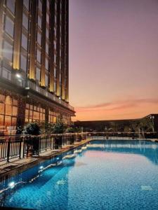 順徳区にあるDerayco Hotel Foshanの建物の前の大きなプール