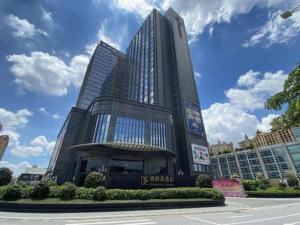 順徳区にあるDerayco Hotel Foshanの空の高い都市の高層ビル