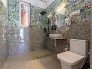 un baño con inodoro y lavabo en Moustache Hostel Bir, en Bīr 14 fotos más