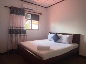 a bedroom with a bed with a box on it at Viska Villa 2 Bedroom Home 5 min to Hiriketiya in Nilwella