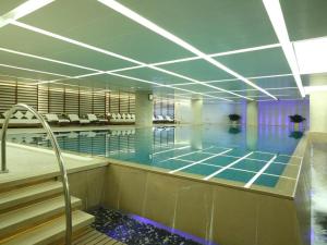 une grande piscine avec une piscineastery ... dans l'établissement New Century Grand Changchun Hotel, à Changchun