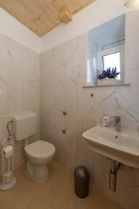 Koupelna v ubytování Holiday Home NiKa + 29 fotografií