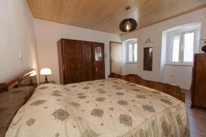 1 dormitorio con 1 cama grande en una habitación en Holiday Home NiKa, en Omišalj