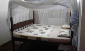 Postel nebo postele na pokoji v ubytování jacaranda rd watamu