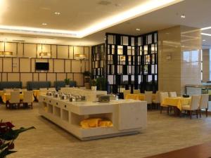 Un restaurante con mesas y sillas amarillas en una habitación. en GreenTree Eastern Bijie Qixingguan Zhaoshanghuayuan Hotel, en Bijie