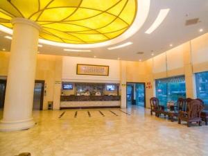 un grand hall avec un grand plafond jaune avec un buffet dans l'établissement GreenTree Alliance Zhejiang Zhoushan Putuoshan Zhujiajian Scenic Spot Hotel, à Zhoushan