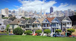 una fila di case con una città sullo sfondo di The Annex - Hayes Valley a San Francisco