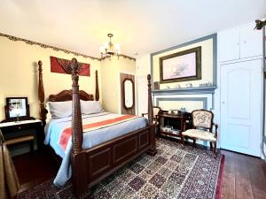 Un dormitorio con una cama y una chimenea. en Barkerhouse 2# unit-heart of oldtown, en Niagara on the Lake