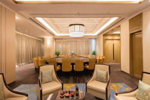 The QUBE Hotel Jingzhou في Caoshi: غرفة طعام كبيرة مع طاولة وكراسي +236 صورة