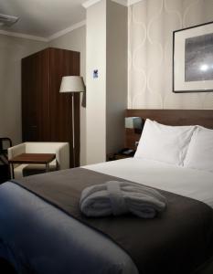 - une serviette sur un lit dans une chambre d'hôtel dans l'établissement Al Khaima City Center, à Nouakchott 89 autres photos