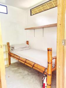 Ένα ή περισσότερα κρεβάτια σε δωμάτιο στο The Village Eco-Bungalows in Salvacion, Busuanga