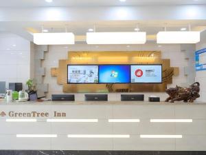 PuyuanにあるGreenTree Inn Jiaxin Puyuan Kaixuan Roadのグリーン ツリー イン ロビー テレビ2台付