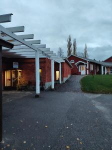 a building with a row of white columns at Juthbacka Hotell in Uusikaarlepyy