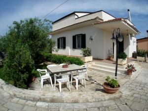 ein Tisch und Stühle vor einem Haus in der Unterkunft Villa Maria in Conversano