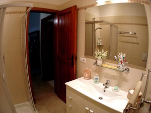 コンヴェルサーノにあるVilla Mariaのバスルーム(シンク、鏡、シャワー付)