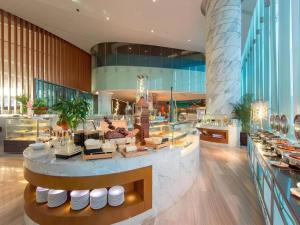 a restaurant with a buffet in a building at Fliport Hotel Zhangzhou Yuanshan in Zhangzhou
