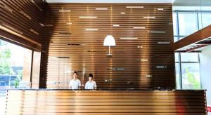 duas mulheres num balcão num restaurante em The Art Hotel em Shenzhen