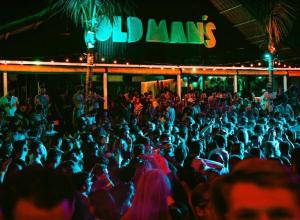 een menigte mensen in een nachtclub bij Le Cielo Resort Canggu Batu Bolong by Maviba in Canggu +145 foto's