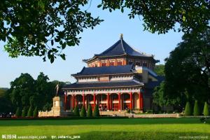 un grand bâtiment avec des colonnes rouges dans un parc dans l'établissement Kaiserdom Hotel Guangzhou Huangshidong Road Branch, à Canton