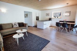 uma sala de estar com um sofá e uma mesa em AlpenApart Montafon - Appartement Sennerei em Schruns