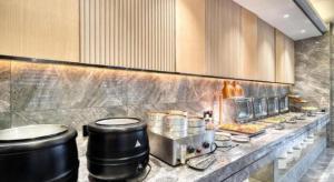 a buffet line in a restaurant with food at GreenTree Inn HuZhou AnJi YingBin Avenue Express Hotel in Huangshu