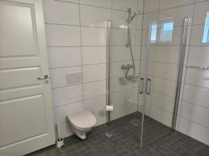 une salle de bain avec toilettes et douche en verre dans l'établissement 6 person holiday home in Dyrvik, à Dyrvik 24 autres photos
