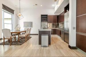 Kuchyň nebo kuchyňský kout v ubytování 3222 sqft 3 Bedroom Townhous Amazing Rooftop View