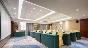 a conference room with green and yellow chairs at Echeng Hotel Wuhan Optics Valley Square Yangjiawan Metro Station in Wuhan