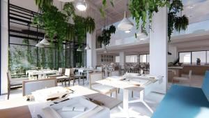 un restaurant avec des tables blanches, des chaises et des plantes dans l'établissement Thaisun Bangkok Hotel, à Bangkok