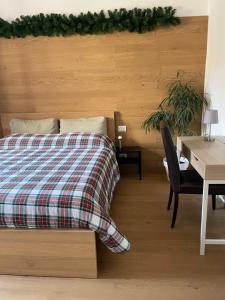 una camera con letto, scrivania, tavolo e sedia di La Pulchella a L'Aquila