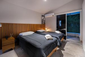 Una cama o camas en una habitación de Poblado Mansion With Hot Tub & A/C Sleeps 9